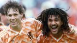 Marco van Basten legt seinen Arm über die Schulter von Ruud Gullit
