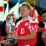 Henrik Larsen übernimmt den EM-Pokal