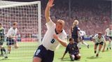 Alan Shearer reckt einen Arm in die Höhe und dreht nach einem Tor jubelnd ab