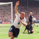 Alan Shearer reckt einen Arm in die Höhe und dreht nach einem Tor jubelnd ab