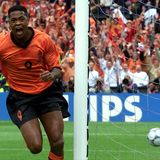 Patrick Kluivert dreht jubelnd nach einem Tor ab