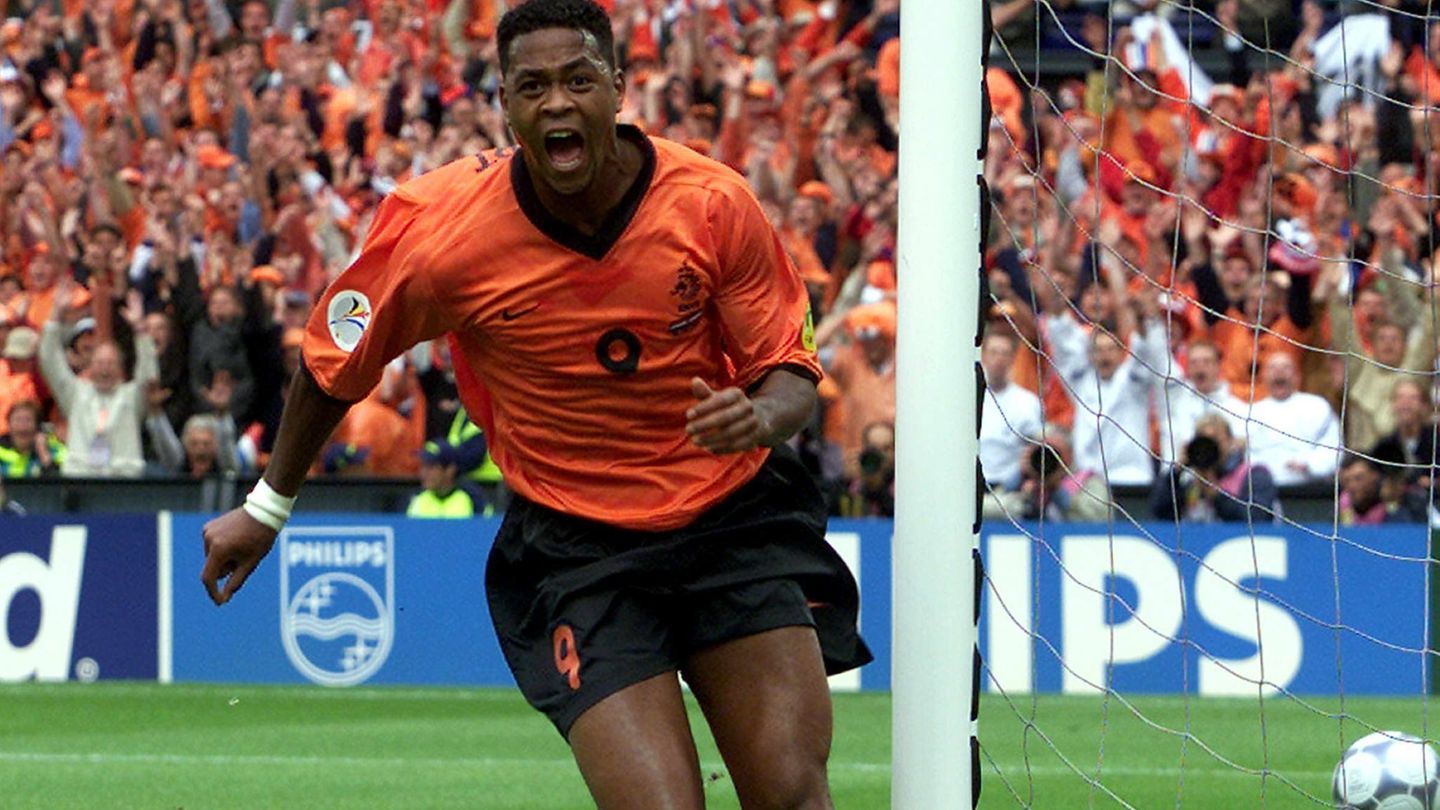 Patrick Kluivert dreht jubelnd nach einem Tor ab