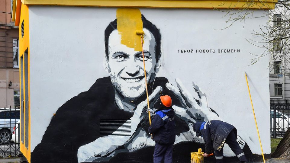 In Sankt Petersburg wird ein Graffiti übermalt, das den Oppositionspolitiker Alexej Nawalny zeigt. In Sankt Petersburg wird ein Graffiti übermalt, das den Oppositionspolitiker Alexej Nawalny zeigt.