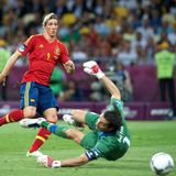 Fernando Torres schießt das 3:0 und guckt dem Ball hinterher, Italiens Torwart Buffon liegt am Boden