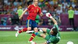 Fernando Torres schießt das 3:0 und guckt dem Ball hinterher, Italiens Torwart Buffon liegt am Boden