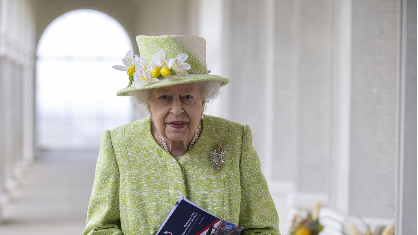 Queen Elisabeth II. spaziert durch einen Säulengang
