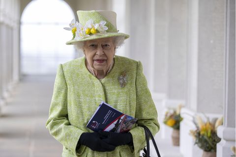 Queen Elisabeth II. spaziert durch einen Säulengang