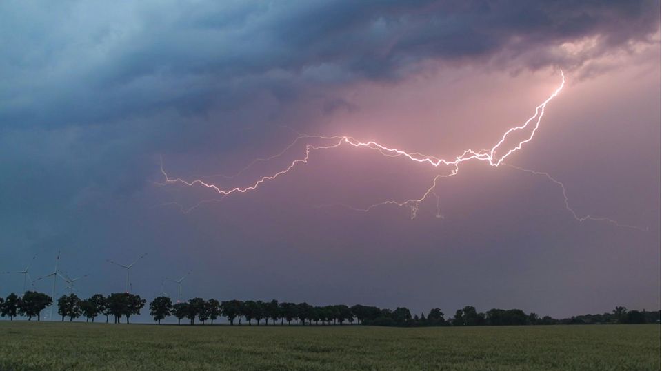 Unwetter-Ticker: Über 30 Verletzte Nach Schwerem Unwetter In Paderborn ...