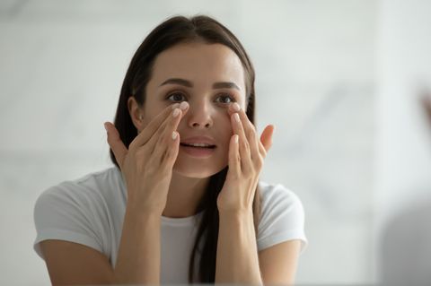 AHA-Peelings unterstützen die Haut bei der Regeneration, indem sie abgestorbene Hautschuppen entfernen.