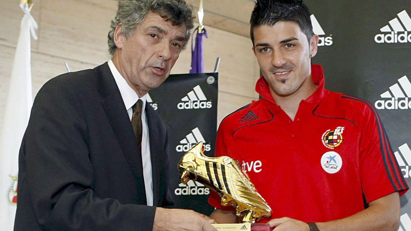 David Villa nimmt den Goldenen Schuh vom spanischen Verbandspräsident Angel Maria Villar entgegen und lächelt in die Kamera