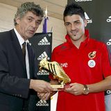 David Villa nimmt den Goldenen Schuh vom spanischen Verbandspräsident Angel Maria Villar entgegen und lächelt in die Kamera