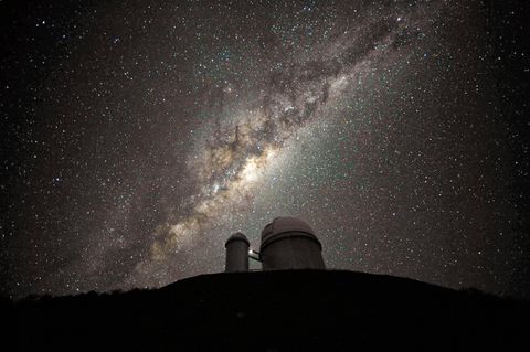 Die Milchstraße über dem Teleskop des European Southern Observatory in La Silla, Chile