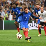 Antoine Griezmann bläst die Wangen zusammen während er den Ball schießt
