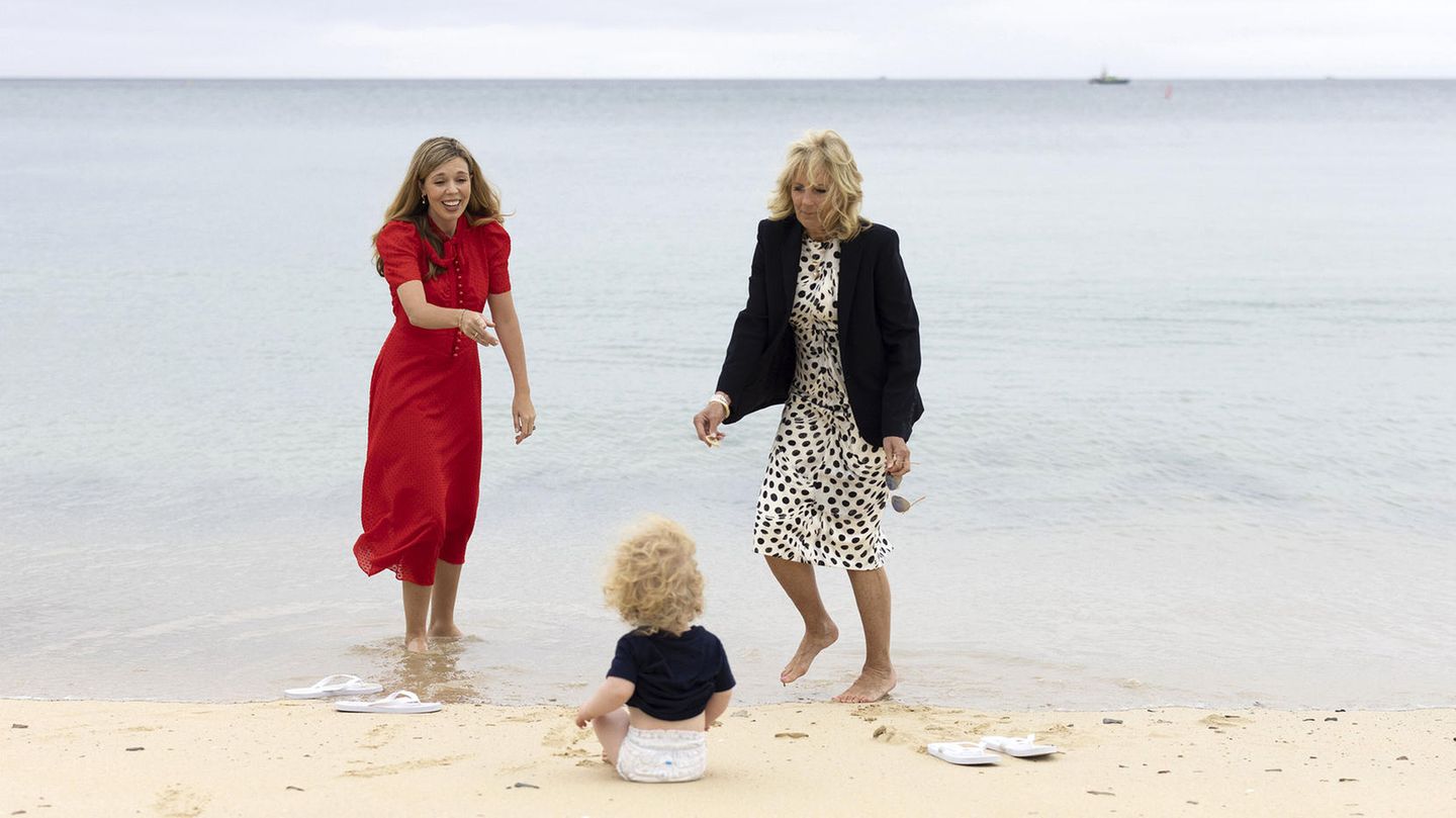 Carrie Johnson und Jill Biden bespaßen den einjährigen Wilfred am Strand