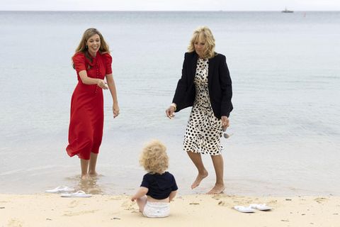 Carrie Johnson und Jill Biden bespaßen den einjährigen Wilfred am Strand