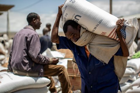 Ein Mann transportiert amerikanische Hilfslieferungen in der äthiopischen Provinz Tigray