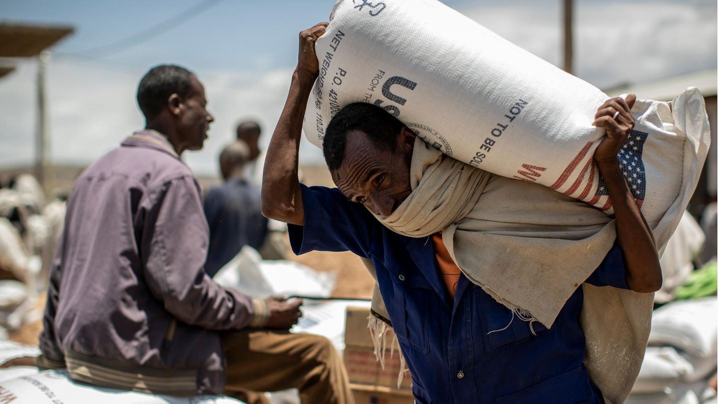 Ein Mann transportiert amerikanische Hilfslieferungen in der äthiopischen Provinz Tigray