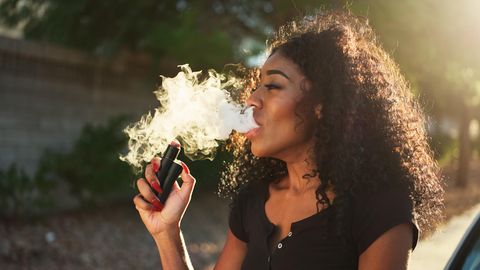 Eine Frau raucht eine sogenannte E-Zigarette