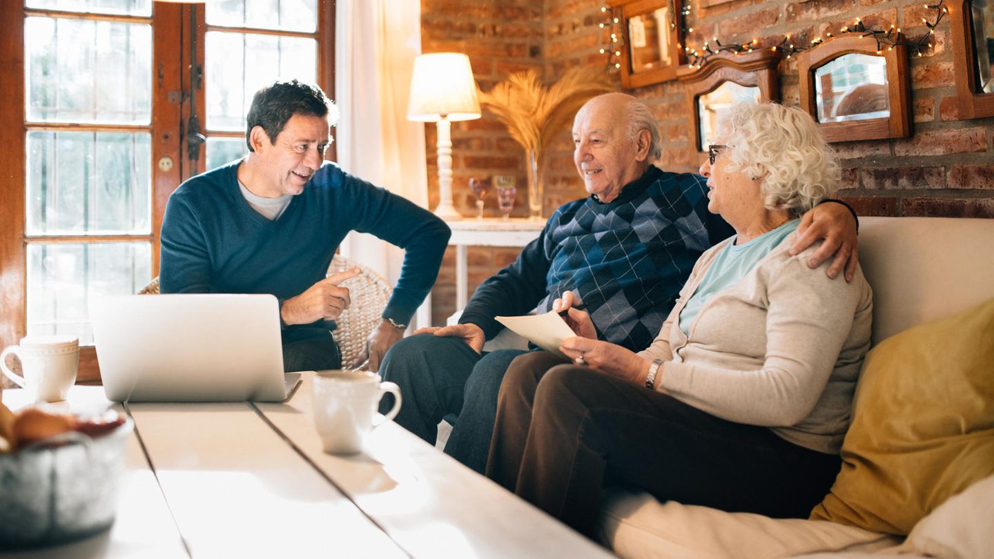 Sohn spricht mit seinen Eltern im Wohnzimmer