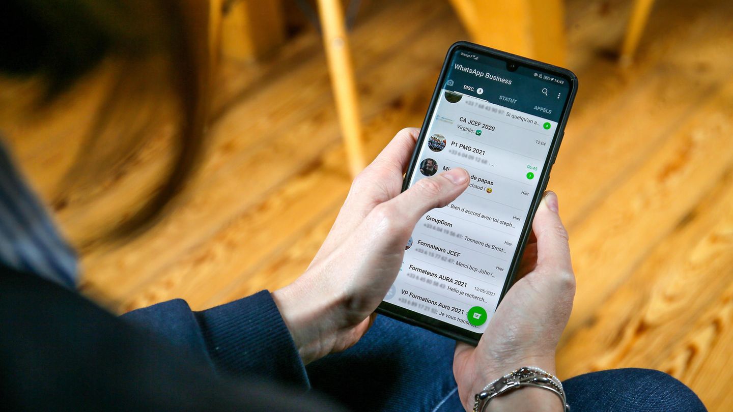 Eine Perosn blickt auf ihre geöffnete Chat-Liste bei WhatsApp