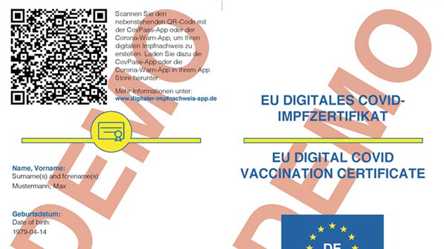 CoVpass: In der Beispiel-Vorlage des digitalen europäischen Impfzertifikats ist auch einer der verwendeten QR-Codes enthalten, er ist oben links zu sehen. Der Code ist deutlich komplexer, als man es von gängigen QR-Codes gewohnt ist. Der einfache Grund: Während reguläre QR-Codes nur den Link auf eine Webseite enthalten, muss beim Impfnachweis für jeden Nutzer ein einmaliger Code generiert werden. Dabei darf auch bei den fast 400 Millionen EU-Bürgern keine Doppelung beim Code entstehen, zudem muss ein Raten eines korrekten Codes unmöglich gemacht werden. Entsprechend groß muss die Varianz an möglichen generierten Codes sein. In der Beispiel-Vorlage des digitalen europäischen Impfzertifikats ist auch einer der verwendeten QR-Codes enthalten, er ist oben links zu sehen. Der Code ist deutlich komplexer, als man es von gängigen QR-Codes gewohnt ist. Der einfache Grund: Während reguläre QR-Codes nur den Link auf eine Webseite enthalten, muss beim Impfnachweis für jeden Nutzer ein einmaliger Code generiert werden. Dabei darf auch bei den fast 400 Millionen EU-Bürgern keine Doppelung beim Code entstehen, zudem muss ein Raten eines korrekten Codes unmöglich gemacht werden. Entsprechend groß muss die Varianz an möglichen generierten Codes sein.