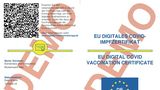 In der Beispiel-Vorlage des digitalen europäischen Impfzertifikats ist auch einer der verwendeten QR-Codes enthalten, er ist oben links zu sehen. Der Code ist deutlich komplexer, als man es von gängigen QR-Codes gewohnt ist. Der einfache Grund: Während reguläre QR-Codes nur den Link auf eine Webseite enthalten, muss beim Impfnachweis für jeden Nutzer ein einmaliger Code generiert werden. Dabei darf auch bei den fast 400 Millionen EU-Bürgern keine Doppelung beim Code entstehen, zudem muss ein Raten eines korrekten Codes unmöglich gemacht werden. Entsprechend groß muss die Varianz an möglichen generierten Codes sein.