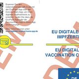 In der Beispiel-Vorlage des digitalen europäischen Impfzertifikats ist auch einer der verwendeten QR-Codes enthalten, er ist oben links zu sehen. Der Code ist deutlich komplexer, als man es von gängigen QR-Codes gewohnt ist. Der einfache Grund: Während reguläre QR-Codes nur den Link auf eine Webseite enthalten, muss beim Impfnachweis für jeden Nutzer ein einmaliger Code generiert werden. Dabei darf auch bei den fast 400 Millionen EU-Bürgern keine Doppelung beim Code entstehen, zudem muss ein Raten eines korrekten Codes unmöglich gemacht werden. Entsprechend groß muss die Varianz an möglichen generierten Codes sein.