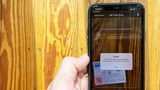 Bild 1 der Fotostrecke zum Durchklicken: Die Fehlermeldung entsteht, wenn im Impfnachweis integrierte QR-Codes fälschlicherweise als Link auf das Impfzertifikat erkannt werden. Bei Johnson & Johnson, dessen Corona-Vakzin unter dem Namen Janssen verimpft wird, handelt es sich etwa um eine Webseite mit weiterführenden Informationen. Wie ein echter QR-Code für den Impfnachweis aussieht, sehen Sie auf der nächsten Seite.