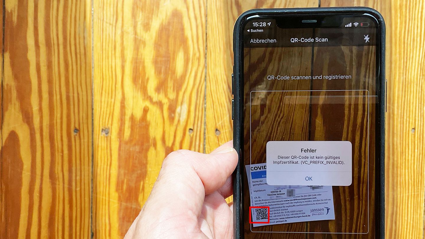 CoVpass: Bild 1 der Fotostrecke zum Durchklicken: Die Fehlermeldung entsteht, wenn im Impfnachweis integrierte QR-Codes fälschlicherweise als Link auf das Impfzertifikat erkannt werden. Bei Johnson & Johnson, dessen Corona-Vakzin unter dem Namen Janssen verimpft wird, handelt es sich etwa um eine Webseite mit weiterführenden Informationen. Wie ein echter QR-Code für den Impfnachweis aussieht, sehen Sie auf der nächsten Seite. Bild 1 der Fotostrecke zum Durchklicken: Die Fehlermeldung entsteht, wenn im Impfnachweis integrierte QR-Codes fälschlicherweise als Link auf das Impfzertifikat erkannt werden. Bei Johnson & Johnson, dessen Corona-Vakzin unter dem Namen Janssen verimpft wird, handelt es sich etwa um eine Webseite mit weiterführenden Informationen. Wie ein echter QR-Code für den Impfnachweis aussieht, sehen Sie auf der nächsten Seite.