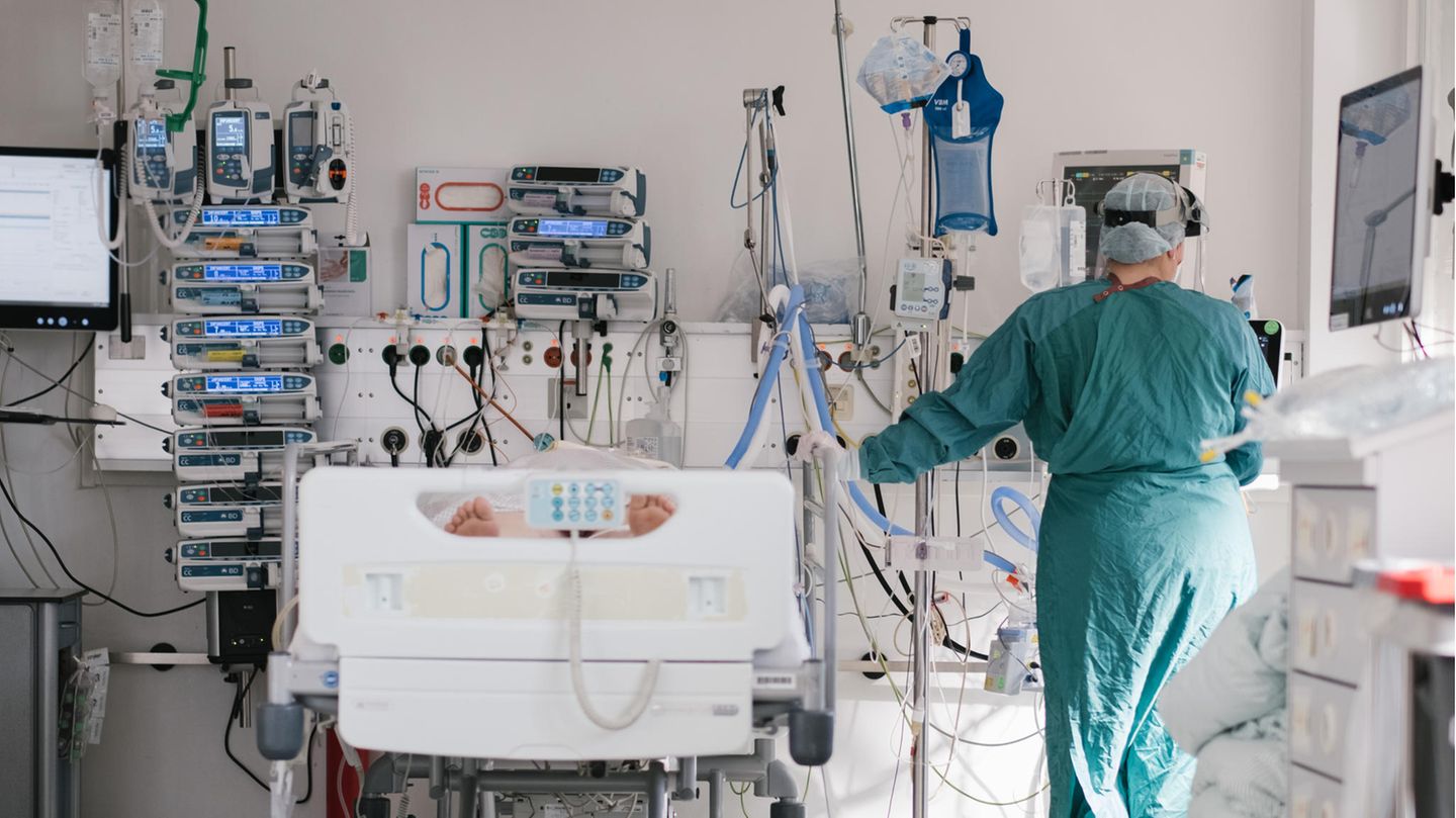 Eine Intensivpflegerin versorgt auf der Intensivstation am Klinikum Braunschweig einen an Covid-19 erkrankten Patienten