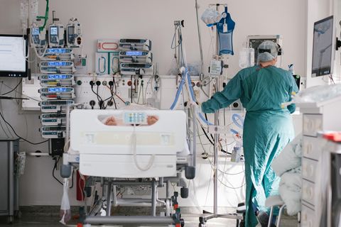 Eine Intensivpflegerin versorgt auf der Intensivstation am Klinikum Braunschweig einen an Covid-19 erkrankten Patienten
