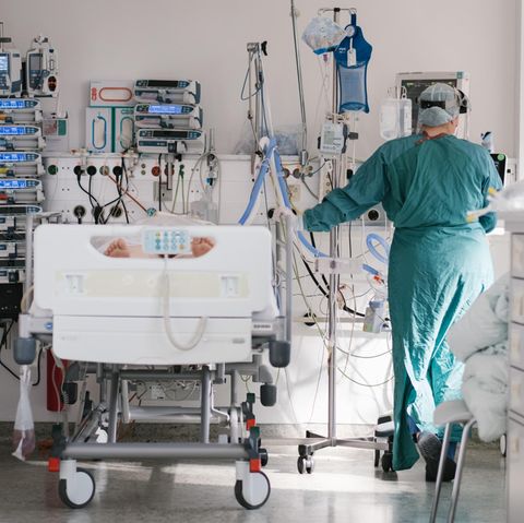 Eine Intensivpflegerin versorgt auf der Intensivstation am Klinikum Braunschweig einen an Covid-19 erkrankten Patienten