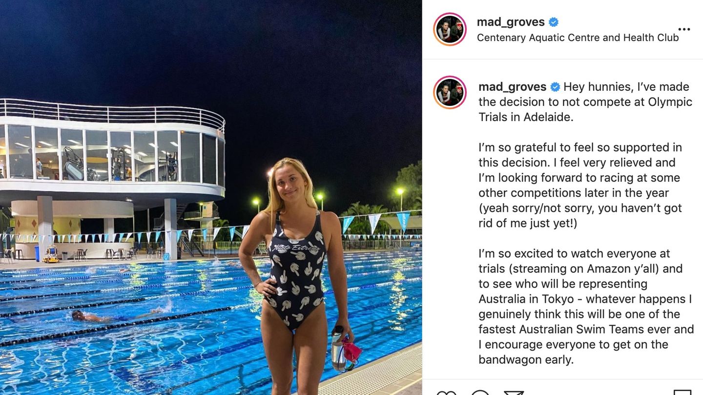 Maddie Groves posiert im Badeanzug an einem Schwimmbecken