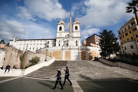 Polizisten stehen auf einem Platz in Italien