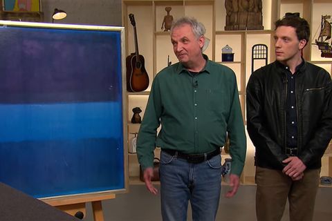 Vater und Sohn Brüggemann stehen im Studio von Bares für Rares neben ihrem vermeintlichen Kunstwerk?