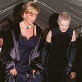 Prinzessin Diana trug zur Met Gala 1996 ein mit Spitze besetztes Slip Dress von Dior, das der damalige Designer John Galliano entworfen hatte. Dazu trägt sie eine farblich passende Tasche aus ihrer umfangreichen "Lady Dior"-Sammlung.