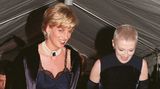 Prinzessin Diana trug zur Met Gala 1996 ein mit Spitze besetztes Slip Dress von Dior, das der damalige Designer John Galliano entworfen hatte. Dazu trägt sie eine farblich passende Tasche aus ihrer umfangreichen "Lady Dior"-Sammlung.