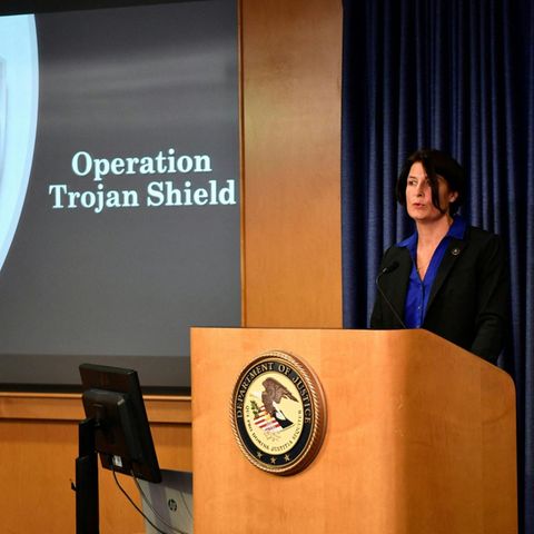 FBI-Agentin Suzanne Turner spricht während einer Pressekonferenz über die Operation "Trojanisches Schild"