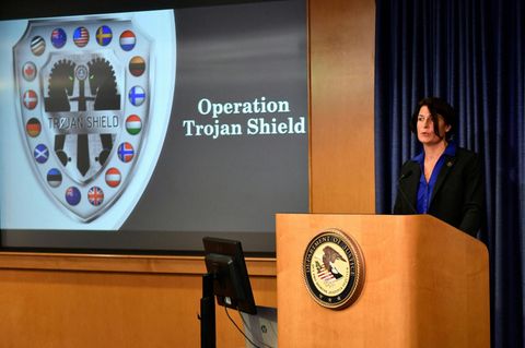 FBI-Agentin Suzanne Turner spricht während einer Pressekonferenz über die Operation "Trojanisches Schild"