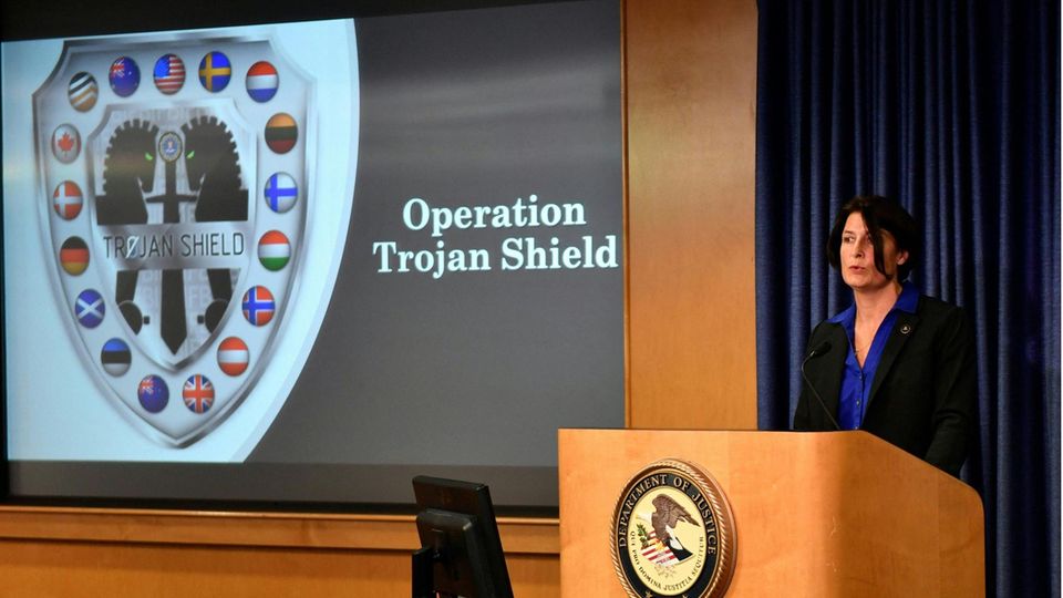FBI-Agentin Suzanne Turner spricht während einer Pressekonferenz über die Operation "Trojanisches Schild"