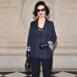 Gern gesehener Gast: Bianca Jagger erschien 2017 zur Haute Couture-Show von Dior in Paris. In der Hand trägt sie eine auffällig gemusterte "Lady Dior".