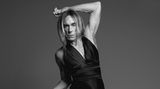 Der Fotograf Mikael Jansson inszenierte Iggy Pop in einem Cocktailkleid und einer Dior-Tasche aus Krokodilleder.
