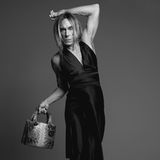 Der Fotograf Mikael Jansson inszenierte Iggy Pop in einem Cocktailkleid und einer Dior-Tasche aus Krokodilleder.