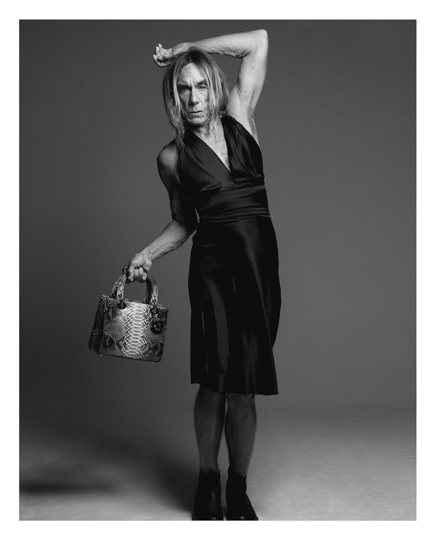 Der Fotograf Mikael Jansson inszenierte Iggy Pop in einem Cocktailkleid und einer Dior-Tasche aus Krokodilleder.
