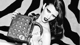 Auch die deutsche Fotografin Ellen von Unwerth ist Teil der Ausstellung "Lady Dior As Seen By". Sie inszenierte die berühmte Tasche samt nacktem Model als Objekt der Begierde.