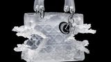 Die Künstlerin Olympia Scarry schuf einen abstrakten Entwurf der "Lady Dior". Fast aggressiv, martialisch wirkt die Tasche, die aus einem weißen, durchsichtigen Materialmix gefertigt ist.