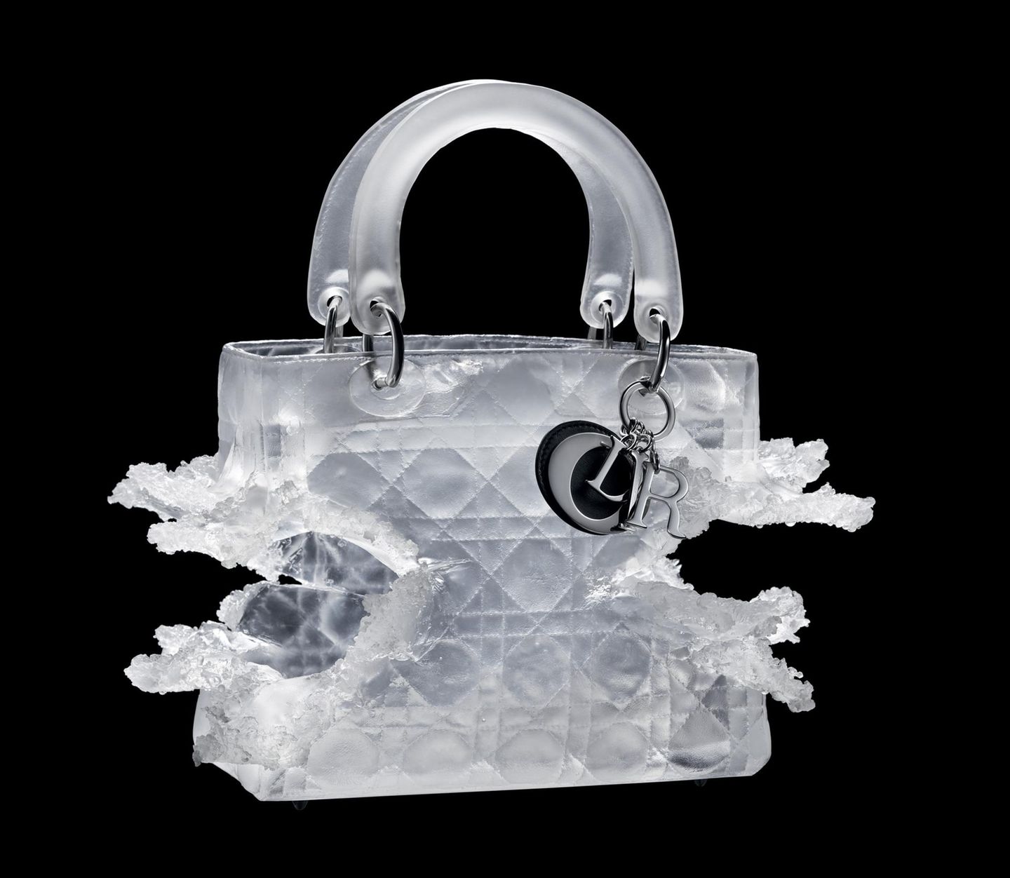 Die Künstlerin Olympia Scarry schuf einen abstrakten Entwurf der "Lady Dior". Fast aggressiv, martialisch wirkt die Tasche, die aus einem weißen, durchsichtigen Materialmix gefertigt ist.