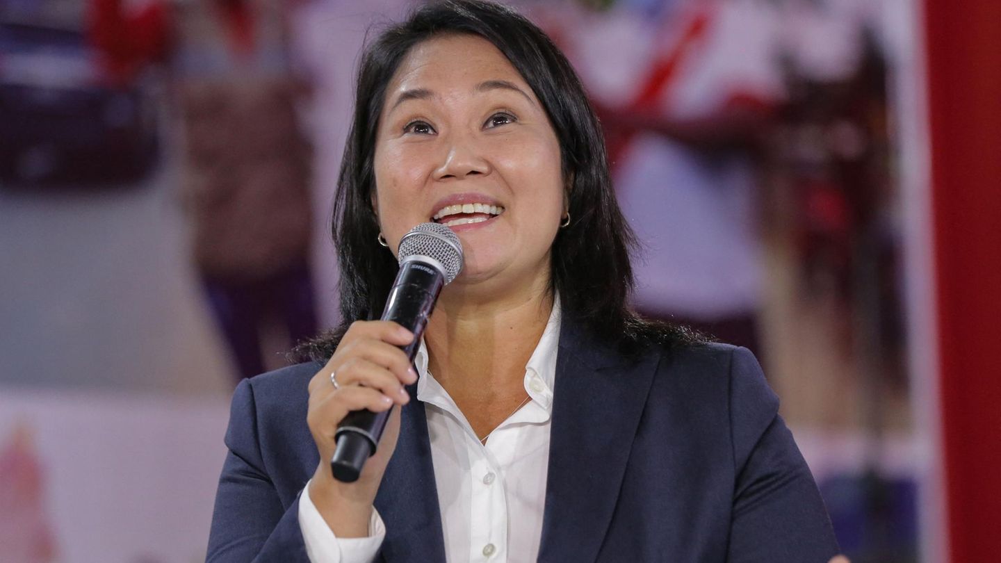 Keiko Fujimori spricht in ein Mikrofon