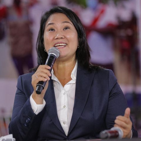 Keiko Fujimori spricht in ein Mikrofon