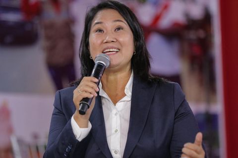 Keiko Fujimori spricht in ein Mikrofon